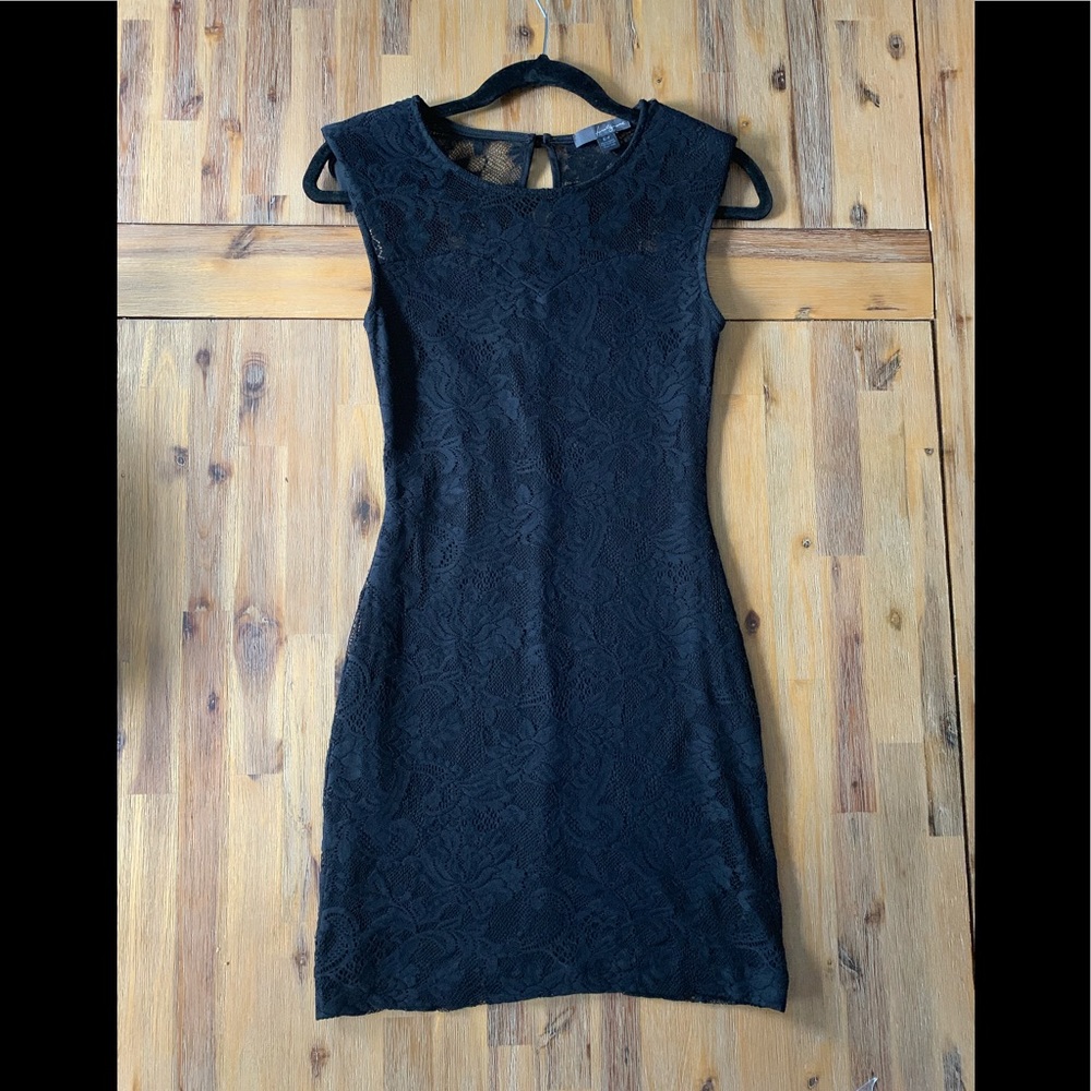 Sleeveless lace dress